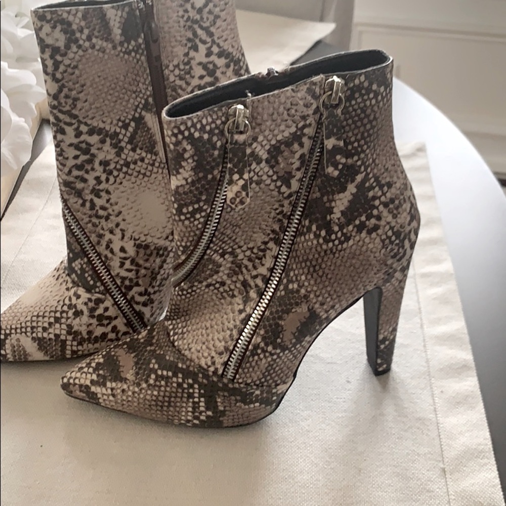Qupid platform booties